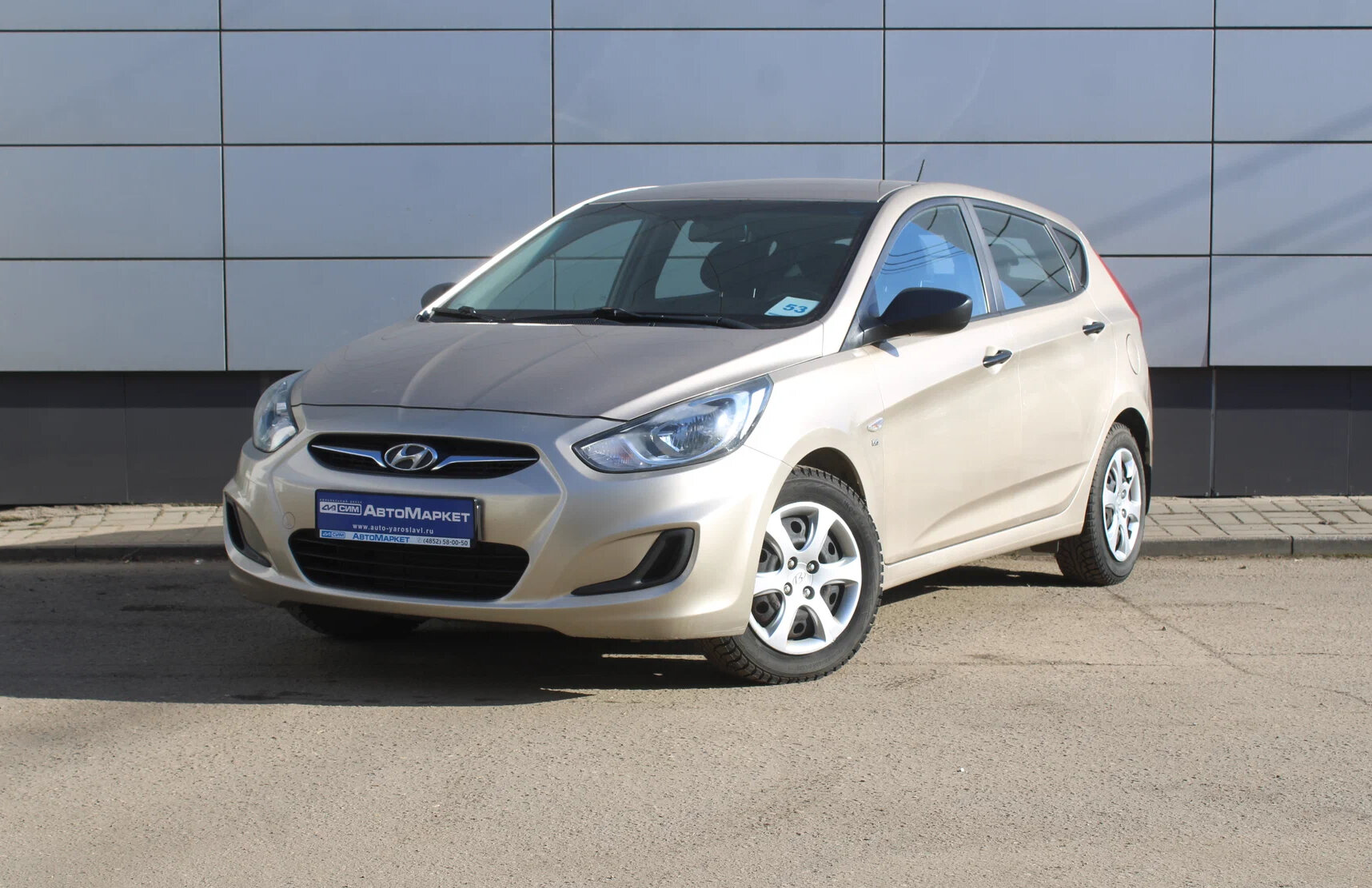 Бежевый Hyundai Solaris 1.6 AT (123 л.с.) 2013