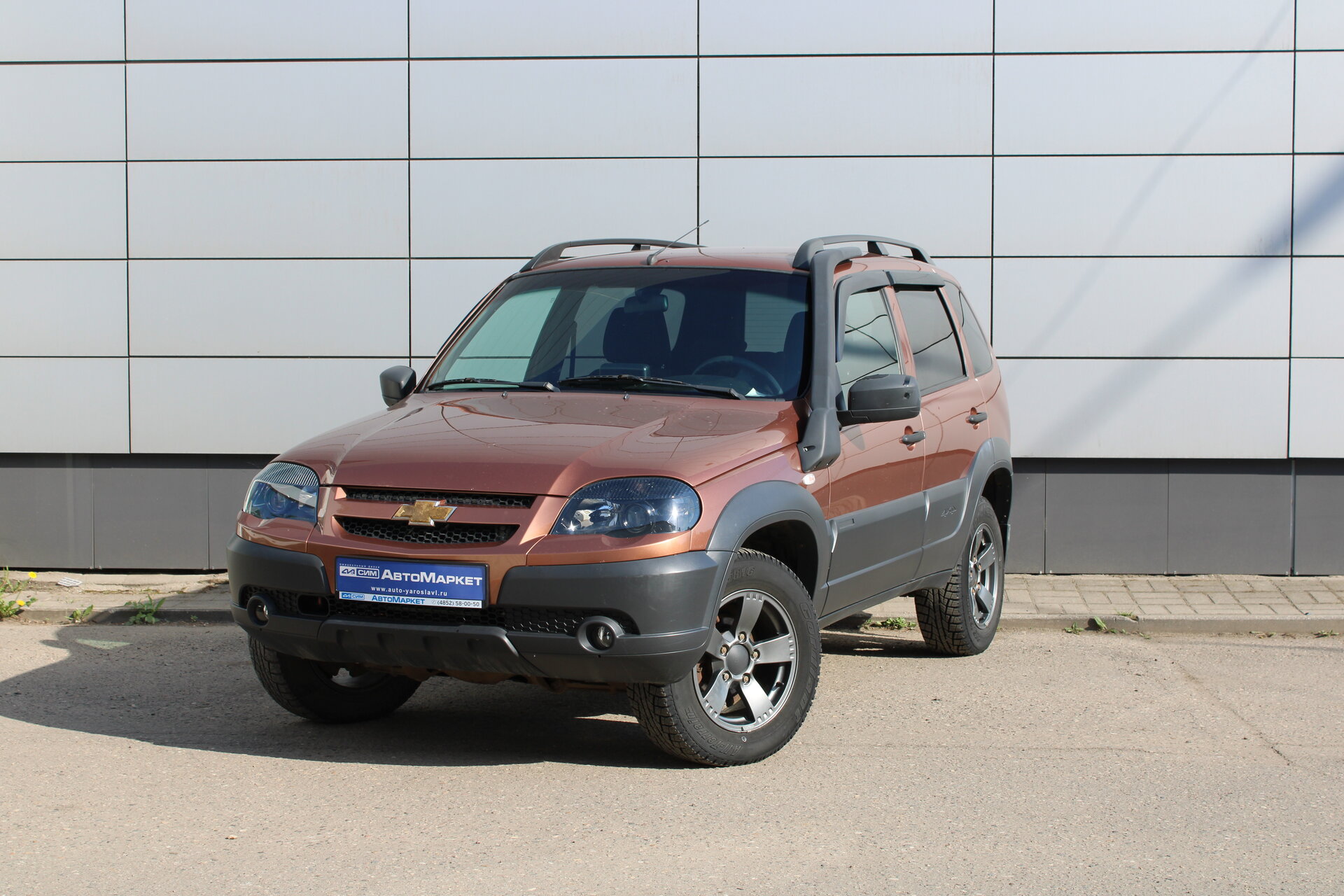 Коричневый Chevrolet Niva 1.7 MT (80 л.с.) 4WD 2019