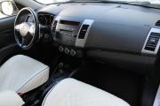 Белый Mitsubishi Outlander 2.0 CVT (147 л.с.) 2010 фото 10