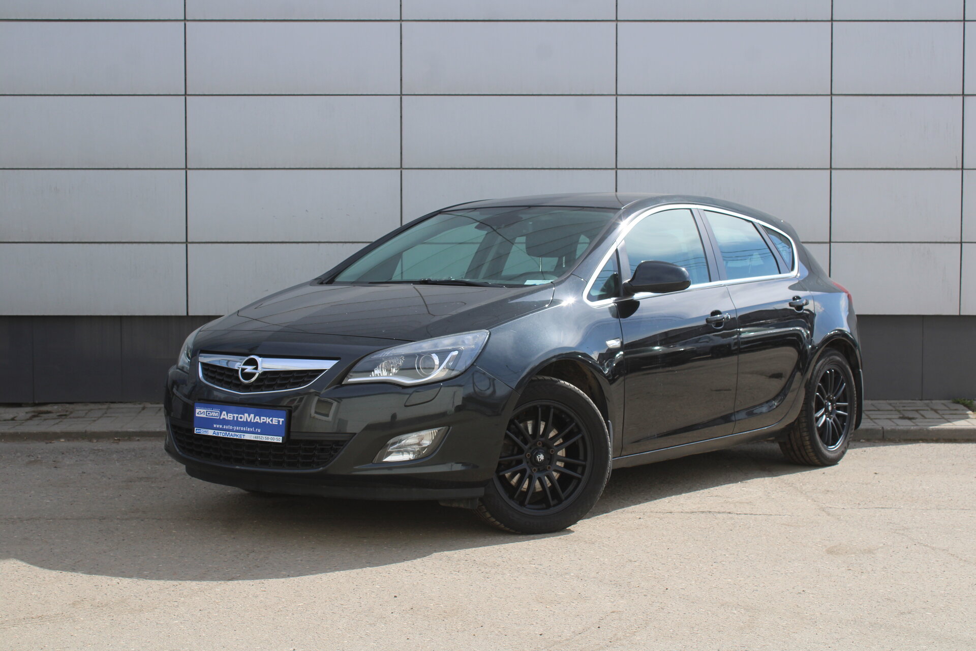 Черный Opel Astra 1.6 AT (180 л.с.) 2011