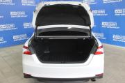 белый Toyota Camry 2.5 AT (200 л.с.) 2021 фото 9