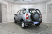 Серый Chevrolet Niva 1.7 MT (80 л.с.) 4WD 2011 фото 7