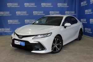 белый Toyota Camry 2.5 AT (200 л.с.) 2021