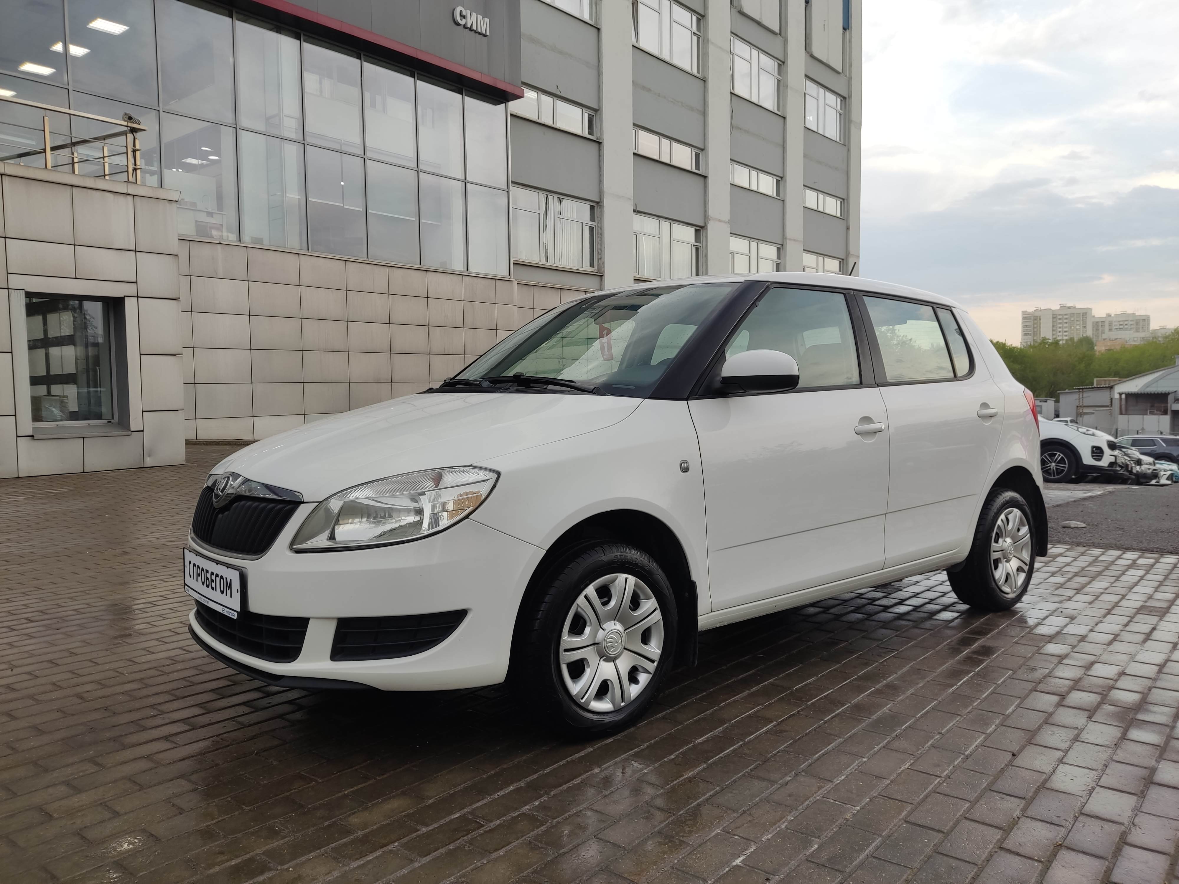белый Skoda Fabia 1.2 MT (70 л.с.) 2013