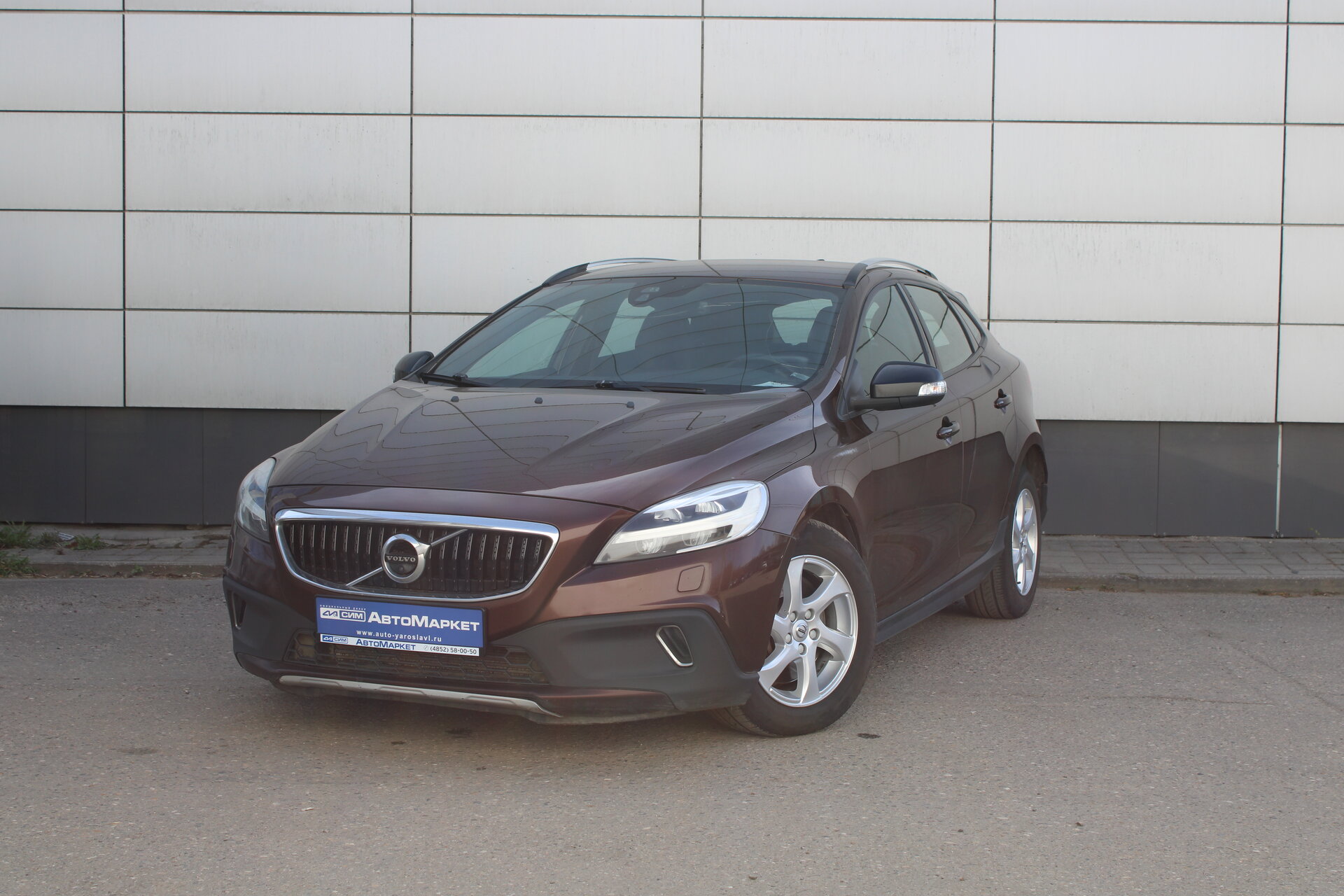 Коричневый Volvo V40 1.5 AT (152 л.с.) 2017