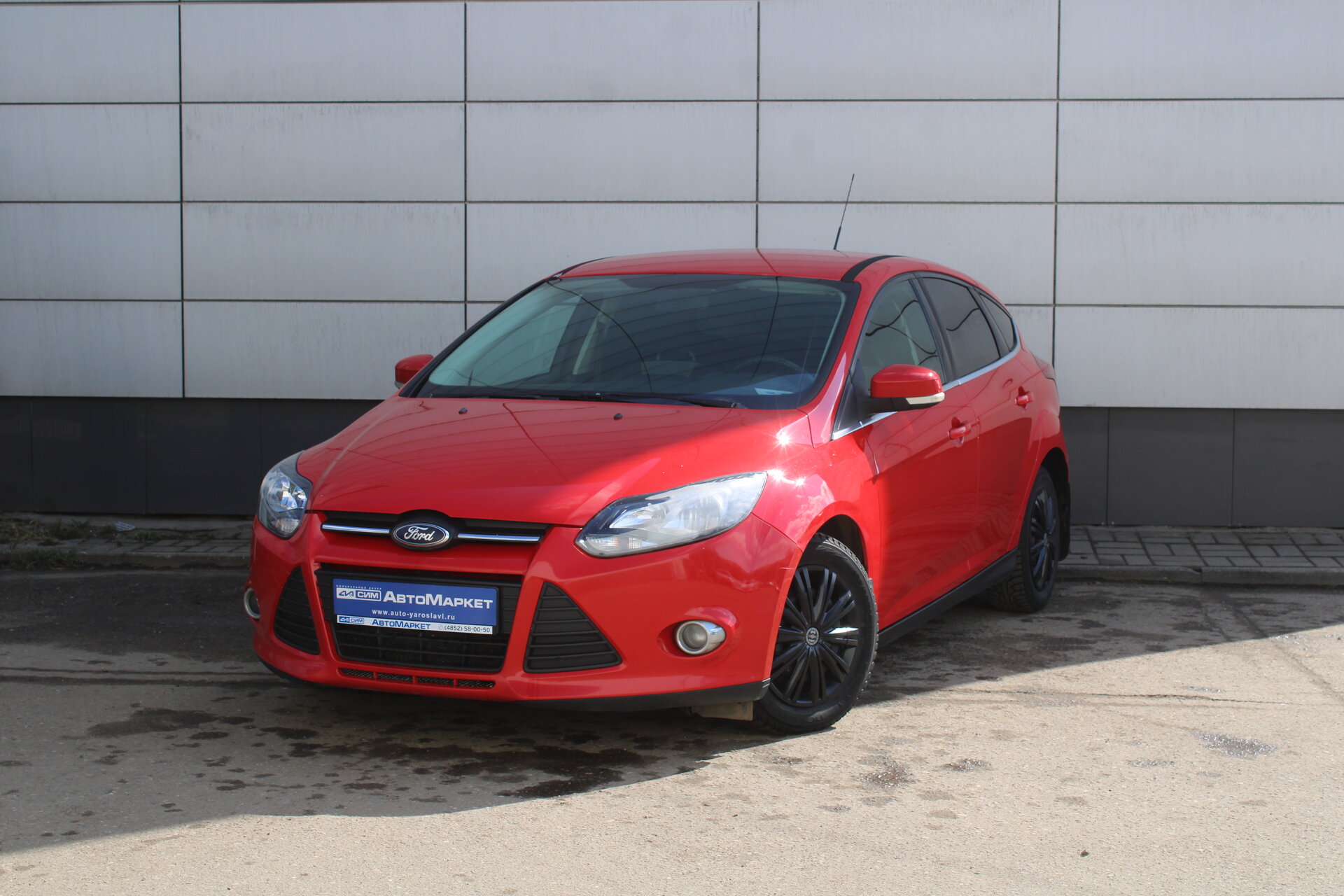 Красный Ford Focus 1.6 AMT (125 л.с.) 2012