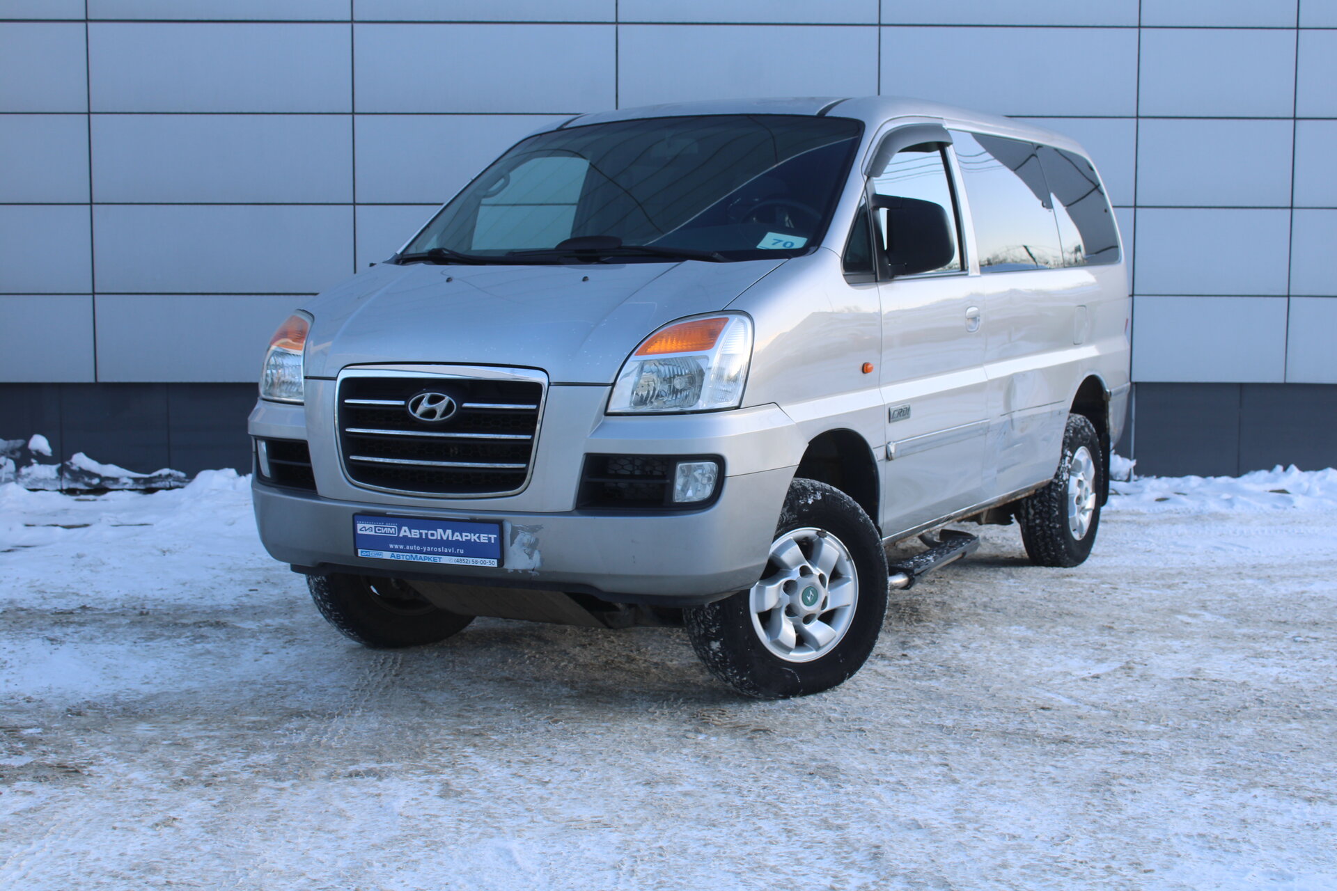 Серебряный Hyundai H-1 2.5d MT (140 л.с.) 4WD 2006