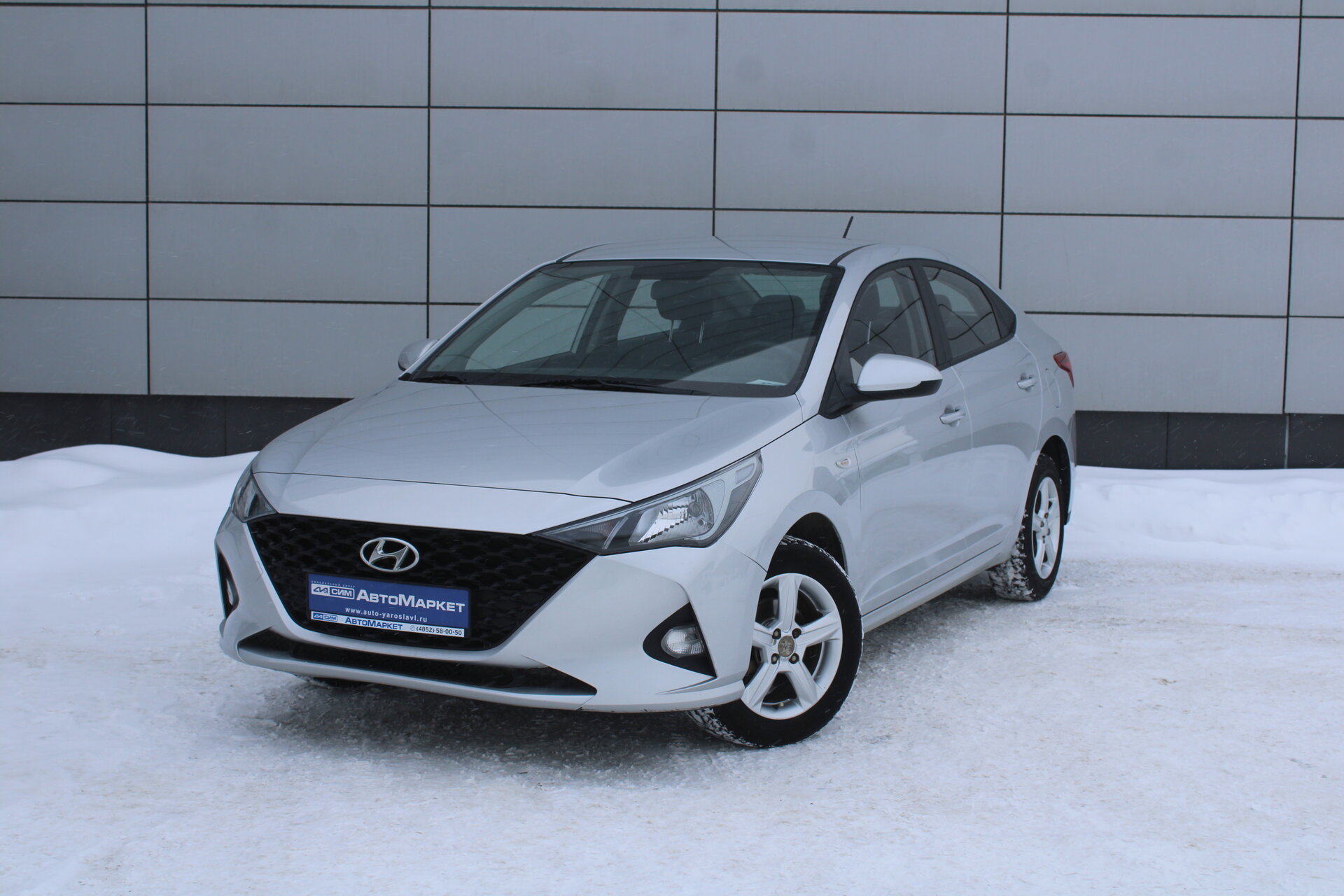 Белый Hyundai Solaris 1.6 MT (123 л.с.) 2021