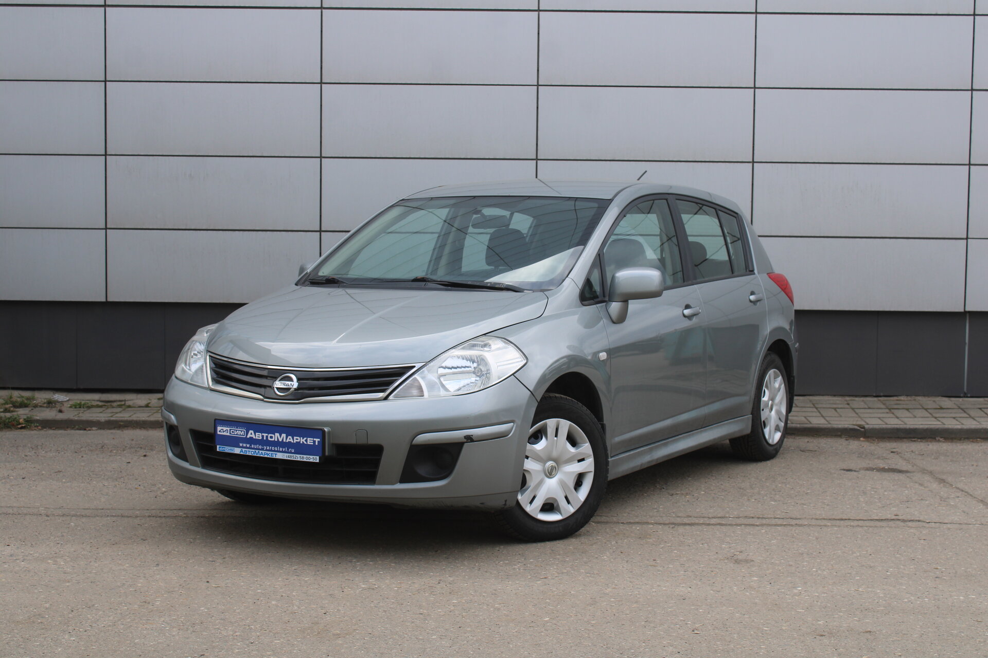 Серый Nissan Tiida 1.6 MT (110 л.с.) 2011