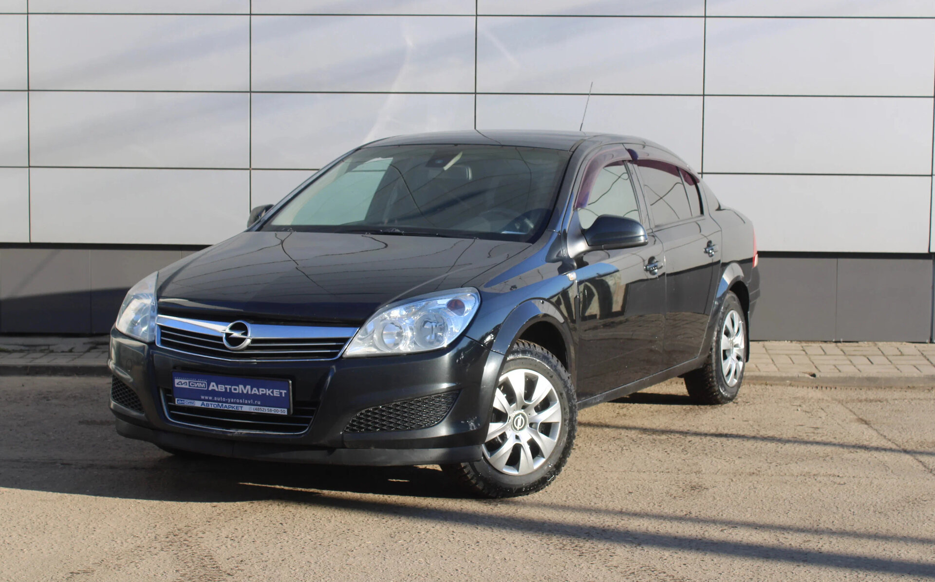 Черный Opel Astra 1.8 MT (140 л.с.) 2011