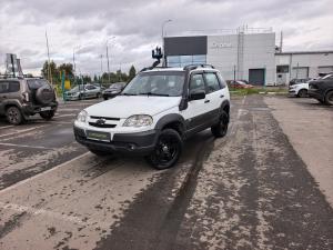 Белый Chevrolet Niva 1.7 MT (80 л.с.) 4WD 2016