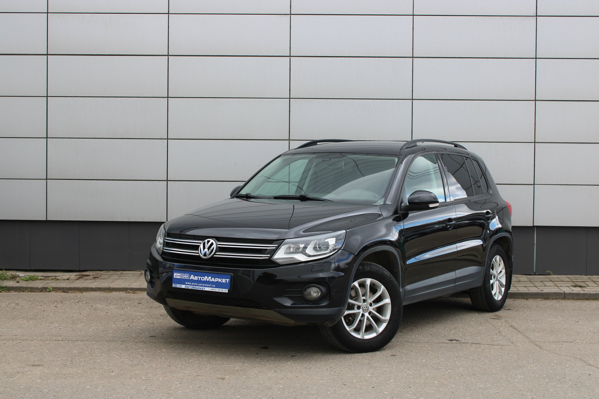 Черный Volkswagen Tiguan 2.0 AT (170 л.с.) 4WD 2014