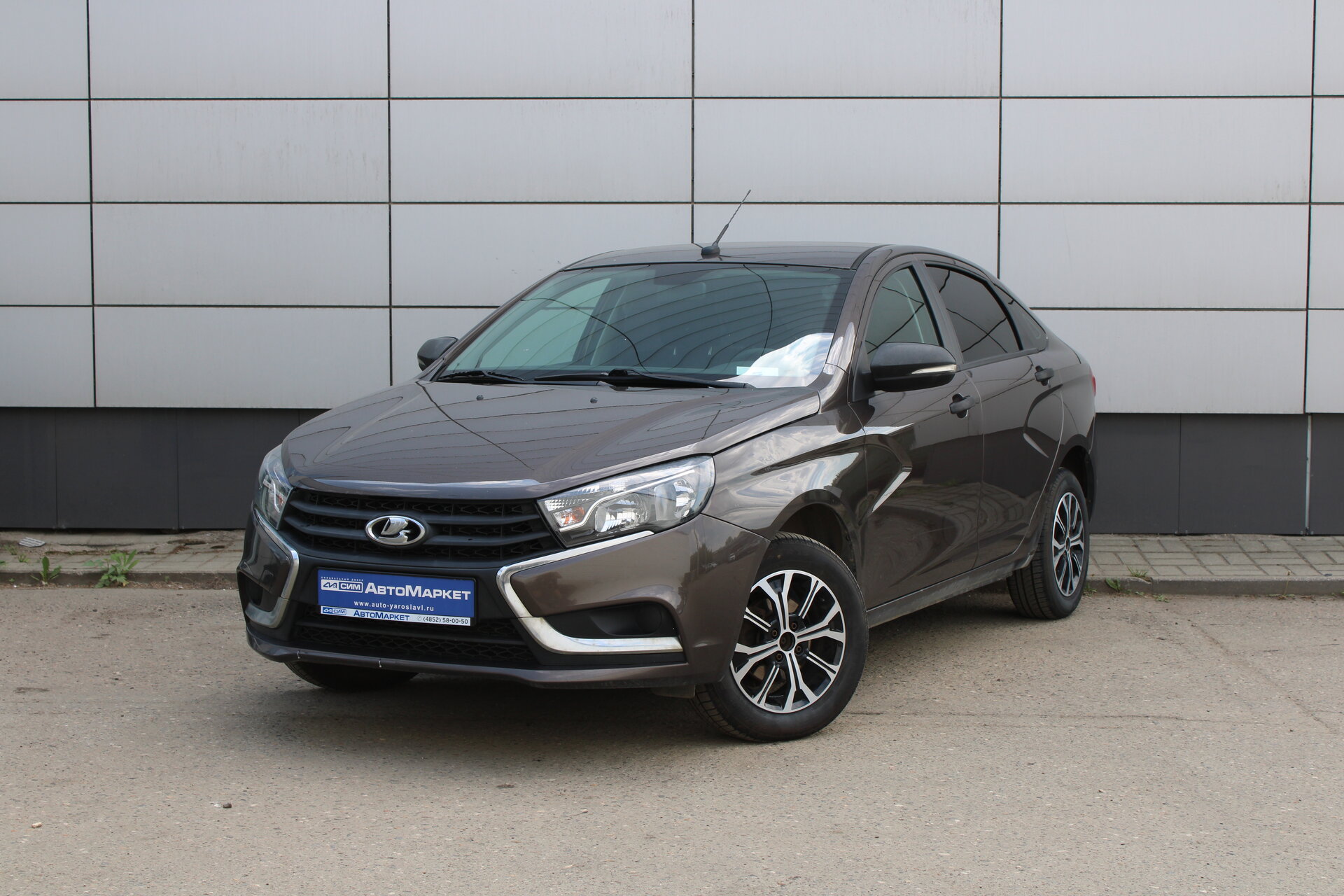 Коричневый Lada (ВАЗ) Vesta 1.6 MT (106 л.с.) 2016