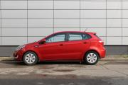Красный Kia Rio 6-speed 1.6 MT (123 л.с.) 2014 фото 4