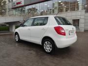 белый Skoda Fabia 1.2 MT (70 л.с.) 2013 фото 2