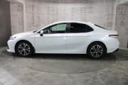 Белый Toyota Camry 2.5 AT (200 л.с.) 2021 фото 4
