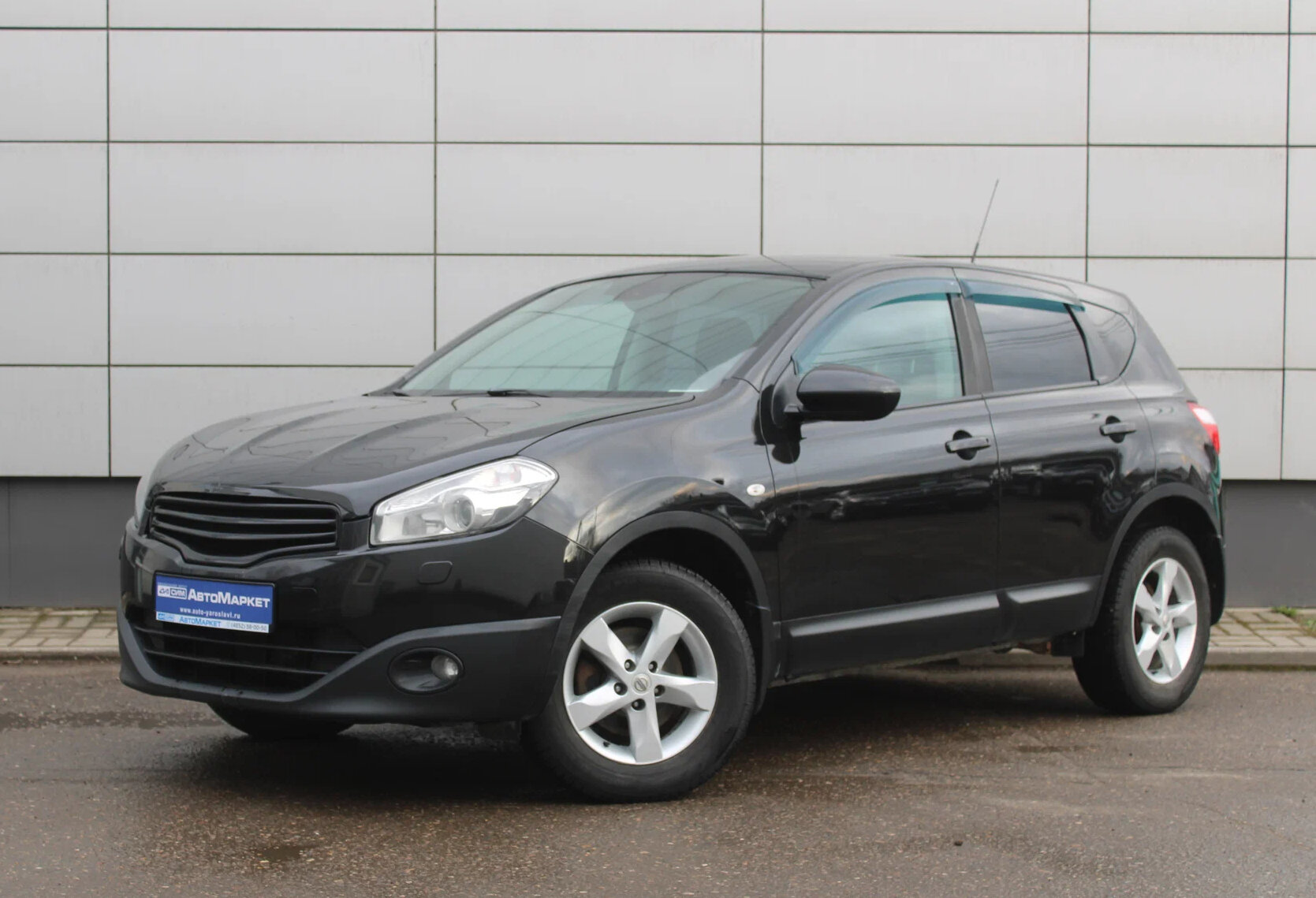 Черный Nissan Qashqai 2.0 CVT (141 л.с.) 4WD 2012