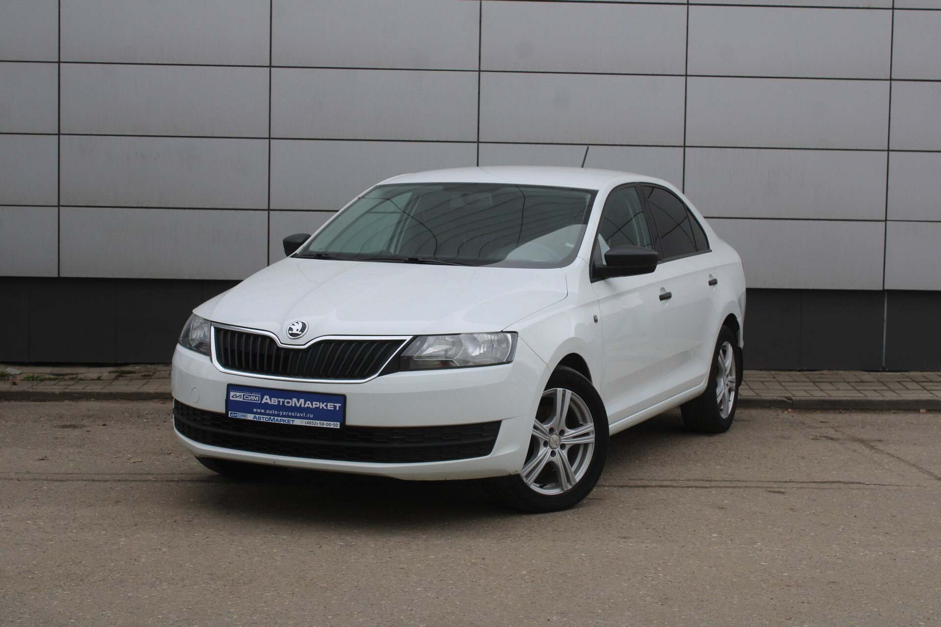 Белый Skoda Rapid 1.6 AT (110 л.с.) 2015