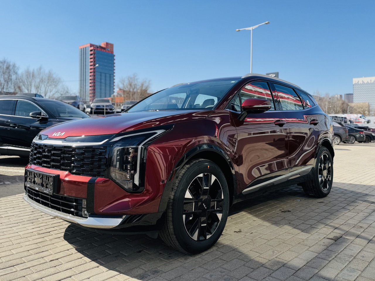 красный Kia Sportage, V Рестайлинг 2.0 AT (150 л.с.) 4WD 2026