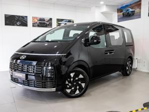черный Hyundai Staria 1.6hyb AT (245 л.с.) 2026